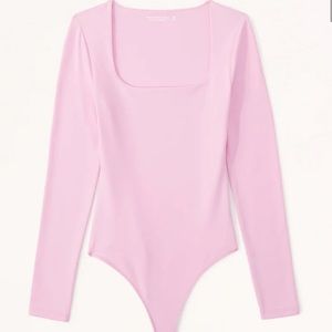 Abercrombie XXS
Long-Sleeve Seamless Fabric Soft Squareneck Bodysuit PINK